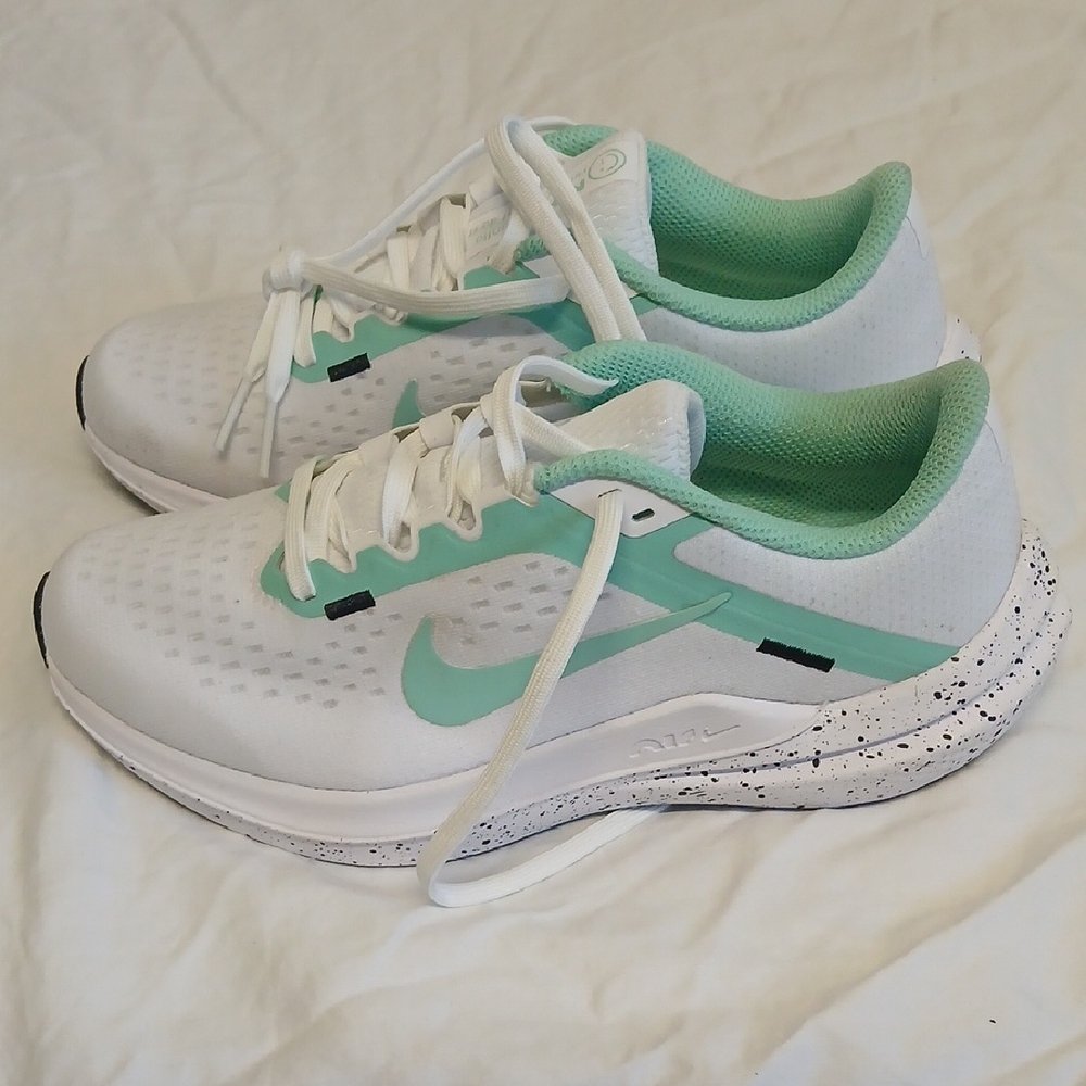 Nike Women's White and Mint Athletic Shoes
